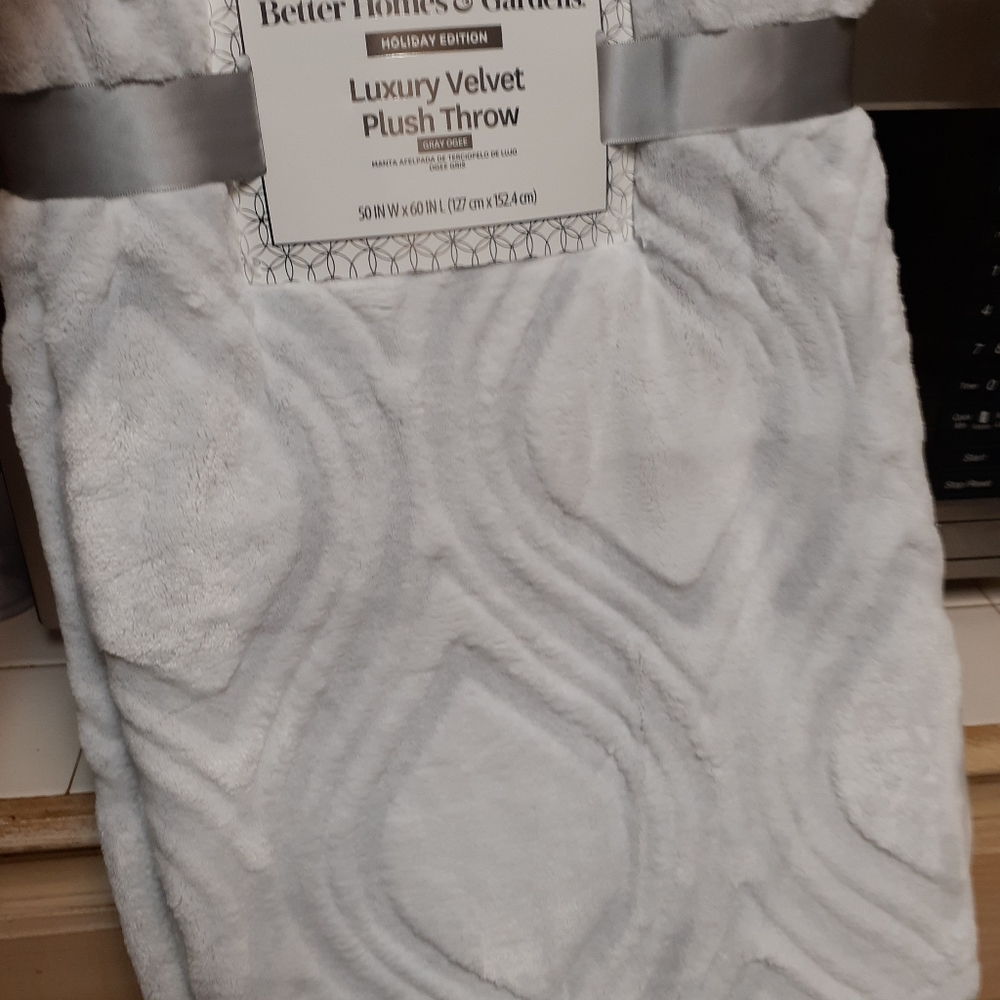 Luxury velvet holiday edition throw blanket - Picture 4 of 4